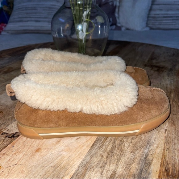 UGG Australia Snuggle Slippers - Picture 4 of 10